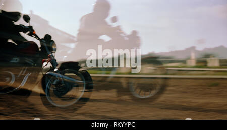 Man riding a motorcycle à grande vitesse. Banque D'Images