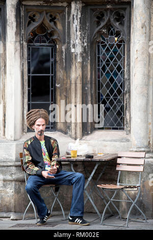 Un résident de Glastonbury à l'hôtel George & Pilgrims Inn Banque D'Images