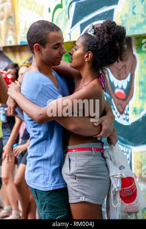 Chaque couple d'autres corps et à d'autres dans la foule pendant la fête des yeux parmi les célébrations du carnaval Banque D'Images