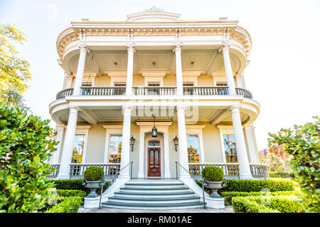 New Orleans, USA - 23 Avril 2018 : Old street Garden District historique en Louisiane célèbre ville historique de la ville avec l'immobilier maison jaune blanc Banque D'Images