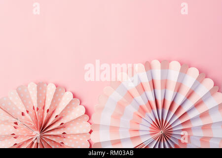 Fans de papier chinois dans des tons pastel sur table rose, vue du dessus, copiez l'espace pour texte, selective focus Banque D'Images