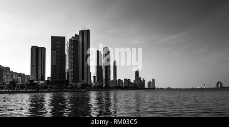 La ville d'Abu Dhabi Corniche le long beach prises à partir d'un bateau en eau Banque D'Images