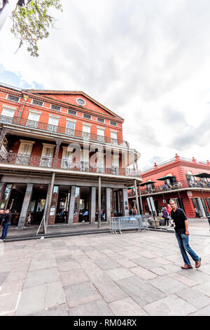 New Orleans, USA - 23 Avril 2018 : la route de la vieille ville en Louisiane célèbre ville de Jackson Square grand angle vue verticale pendant la journée Banque D'Images