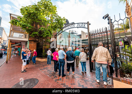 New Orleans, USA - 23 Avril 2018 : les lecteurs de musique de jazz célèbre les trois plus grands sur Bourbon Street à Musical Legends Park signe avec les gens et les touristes Banque D'Images