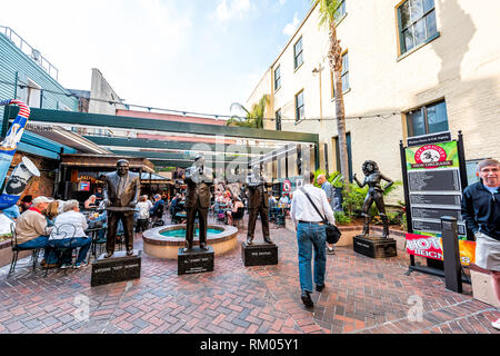 New Orleans, USA - 23 Avril 2018 : les lecteurs de musique de jazz célèbre les trois plus grands sur Bourbon Street à Musical Legends Park avec des gens touristes Banque D'Images