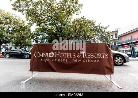 New Orleans, USA - 23 Avril 2018 : la route de la vieille ville en Louisiane célèbre ville ville libre de signer pour Omni hotels resorts sur bannière de rue royale Banque D'Images