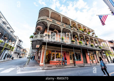 New Orleans, USA - 23 Avril 2018 : vieille ville Royal street édifice au coin d'une des boutiques de la ville célèbre de la Louisiane en soirée avec balcons en fer et Americ Banque D'Images