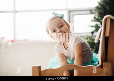 Adorable petite fille avec noeud sur chef posing. Banque D'Images