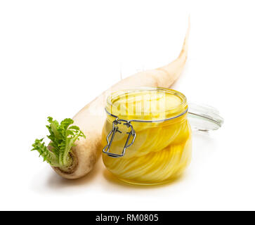 Daikon mariné dans un bocal en verre isolated on white Banque D'Images