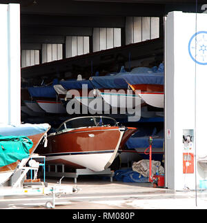 -Hangar de bateau riva bateaux en bois sur le lac de Garda salò ville Italie 2018 Banque D'Images