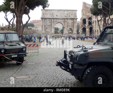 Mesures de sécurité anti-terroristes dans la défense du tourisme près de Colisée et l'arc de Constantin à Rome Italie 2018 Banque D'Images