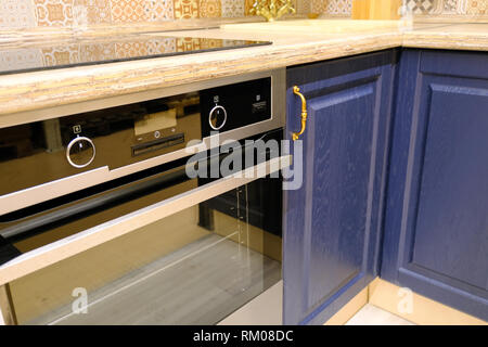 Module de cuisine. Poignée gris clair sur l'avant de l'armoire. Accessoires Mobilier Banque D'Images
