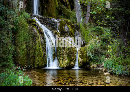 Bigar est sur la cascade de la Stara Planina, à 5 km du village Kalna sur l'chemin de la ville de Pirot. L'eau tombe de la hauteur de 35m dans les rochers. Banque D'Images