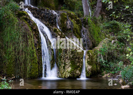 Bigar est sur la cascade de la Stara Planina, à 5 km du village Kalna sur l'chemin de la ville de Pirot. L'eau tombe de la hauteur de 35m dans les rochers. Banque D'Images