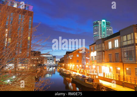 Grenier à l'aube quai dans le centre-ville de Leeds Banque D'Images