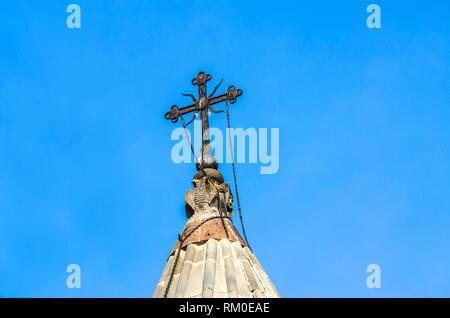 Pigeons et visages sculptés sur le dessus d'une coupole parapluie avec un faux fond ajouré sur l'église principale de Katoghike dans le monastère de Gherart Armen Banque D'Images