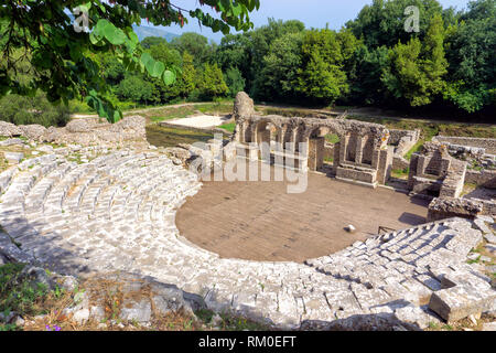 Vue sur le théâtre romain dans les ruines dans le Parc National de Butrint, Albanie. Banque D'Images