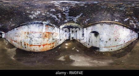 Vue panoramique à 360° de Panorama 360 degrés transparente complète vue d'angle intérieur ruiné militaires abandonnées casemates souterraines forteresse de la Première Guerre mondiale en equirectangula