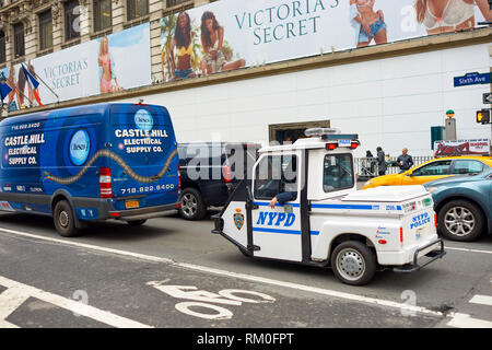 NEW YORK - circa 2016, mars : NYPD trois-roues à Manhattan. New York City Police Department (NYPD ou NYCPD) est le plus grand service de police municipal f Banque D'Images