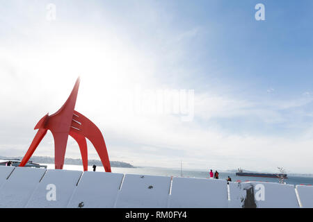 Seattle, Washington : Alexander Calder's 'Eagle' brille au soleil dans Olympic Sculpture Park comme une forte tempête hivernale se brise après avoir quitté six pouces Banque D'Images