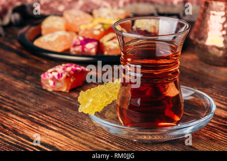 Plateau en verre armudu avec délice oriental rahat lokum plus de surface en bois Banque D'Images