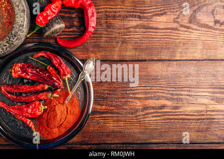 Frais, séchés et de masse de piment rouge sur la surface en bois. Copy space Banque D'Images