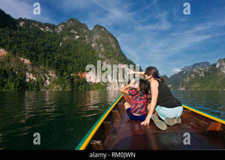 Les visiteurs regarder les oiseaux sur le lac CHEOW LAN dans le parc national de Khao Sok - Thaïlande Banque D'Images