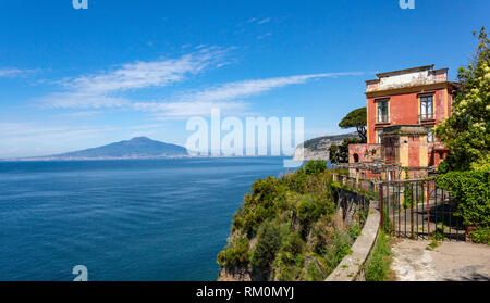 Vue du Vésuve au moyen d'une ancienne villa, Golfe de Naples, Campanie, Italie province Banque D'Images