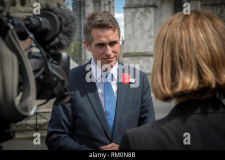 Gavin Williamson Secrétaire d'État à la défense du Royaume-Uni d'être interviewé par les forces britanniques de la radiodiffusion dans Londres à la place du Parlement. Banque D'Images