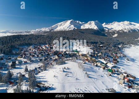 Vue aérienne de l'hiver, petite ville au Monténégro Zabljak Banque D'Images