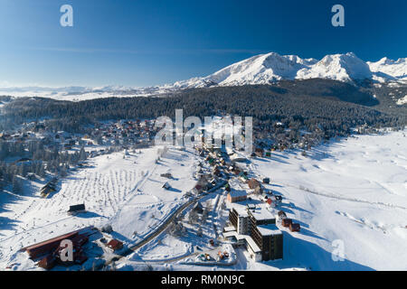 Vue aérienne de l'hiver, petite ville au Monténégro Zabljak Banque D'Images