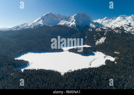 Vue aérienne sur le lac noir d'hiver du parc national de Durmitor. Banque D'Images