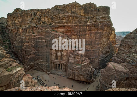 Regardant vers le bas sur la façade d'Al Kazneh à Petra en Jordanie. Banque D'Images