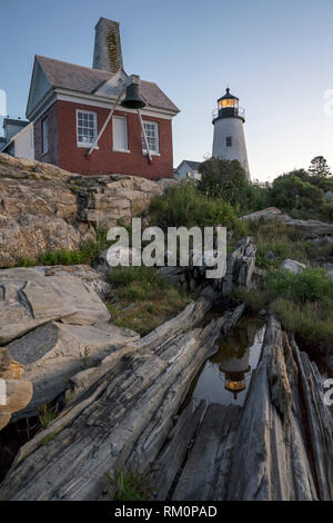 Le phare de Pemaquid Point reflète dans un bassin de marée dans les heures tôt le matin le long de la côte Est des États-Unis. Banque D'Images