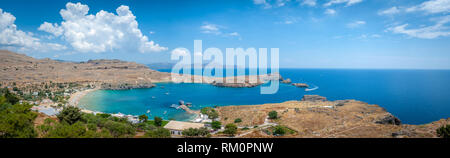 Vue panoramique sur plage locale dans un endroit fermé dans la baie de Lindos village célèbre pour son ancienne acropole. Île de Rhodes. La Grèce. L'Europe. Banque D'Images