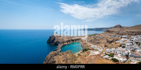 Vue panoramique sur la ville de Lindos avec Saint Paul's Bay. Célèbre pour son ancienne acropole. Île de Rhodes. La Grèce. L'Europe. Banque D'Images