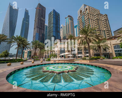 Une fontaine richement colorés de tuile arabe sous l'opulent tours résidentielles de la Marina de Dubaï. Banque D'Images