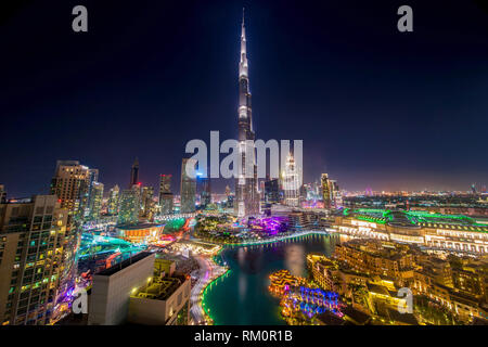 Le Burj Khalifa s'élève à 829 mètres dans le ciel d'Arabie et les tours sur la luxuriante oasis de Dubaï. Banque D'Images