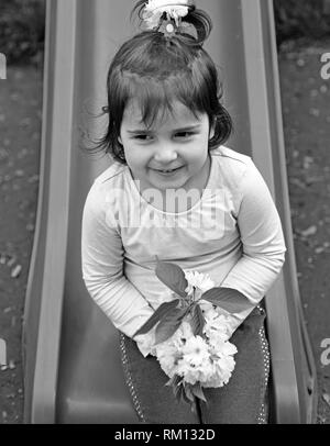 Le bonheur de l'été. Petit enfant. La beauté naturelle. Journée des enfants. Summer girl fashion. Enfance heureuse. Printemps. prévisions météo. Petite fille à sunny Banque D'Images