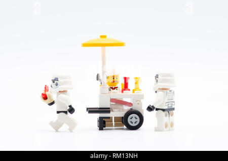 Achat storm troopers à hot-dog food. Figurines Lego sont fabriqués par les Lego. Banque D'Images