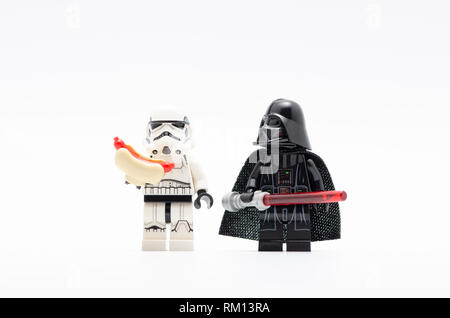 Dark Vador regardant storm trooper holding hot-dog. Figurines Lego sont fabriqués par les Lego. Banque D'Images