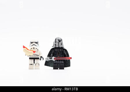 Dark Vador regardant storm trooper holding hot-dog. Figurines Lego sont fabriqués par les Lego. Banque D'Images