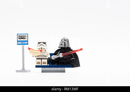 Storm Trooper avec hotdog et darth vader. Figurines Lego sont fabriqués par les Lego. Banque D'Images