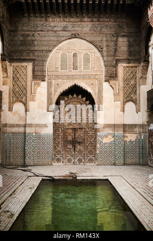 Porte en bois ornée de bois complexes décor design à Fès. Banque D'Images