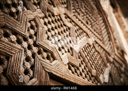 Porte en bois ornée de bois complexes décor design à Fès. Banque D'Images