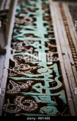 Porte en bois ornée de bois complexes décor design à Fès. Banque D'Images