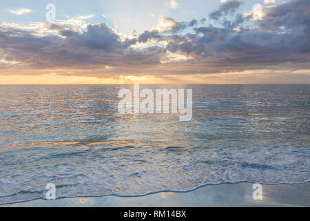 Au cours de la lumière du soleil l'établissement Barefoot Beach et le golfe du Mexique, Naples, Florida, USA Banque D'Images