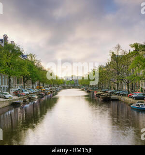 Bateaux dans un canal bordé d'arbres Banque D'Images