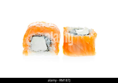 Deux rouleaux de sushi avec du saumon vernis isolé sur fond blanc Banque D'Images