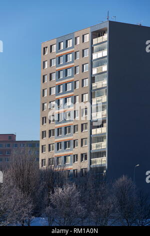 Panneau isolé house apartments derrière des arbres de haute taille bloc d'appartements, maisons en tour de blocs de béton, grand panneau de construction du système, Banque D'Images